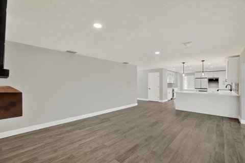 House in Seminole, Florida 4 bedrooms, 196.95 sq.m. № 2396225 - photo 16