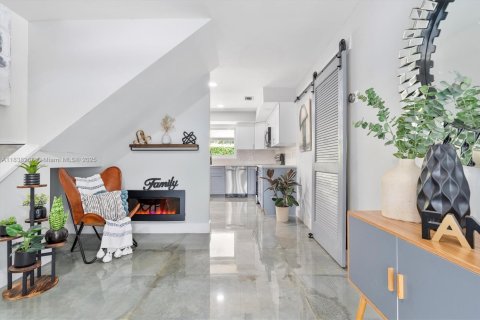 House in Miami, Florida 6 bedrooms, 180.04 sq.m. № 1830114 - photo 4