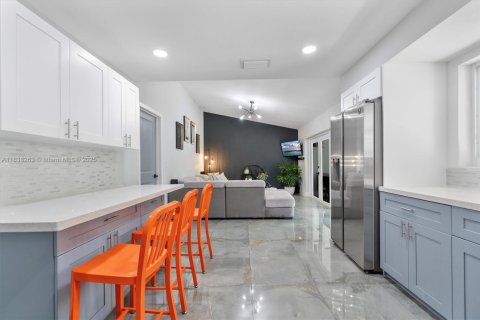 House in Miami, Florida 6 bedrooms, 180.04 sq.m. № 1830114 - photo 13