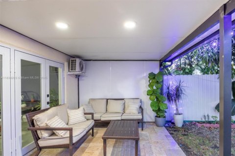 House in Miami, Florida 6 bedrooms, 180.04 sq.m. № 1830114 - photo 23