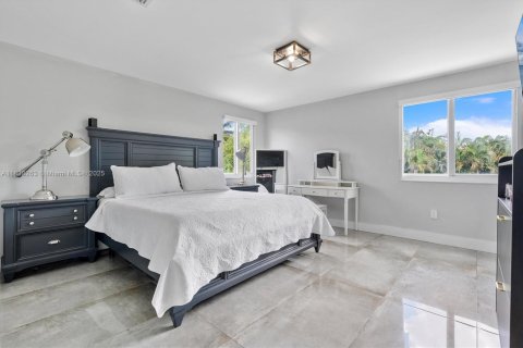 House in Miami, Florida 6 bedrooms, 180.04 sq.m. № 1830114 - photo 14