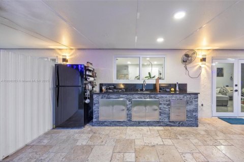 House in Miami, Florida 6 bedrooms, 180.04 sq.m. № 1830114 - photo 6