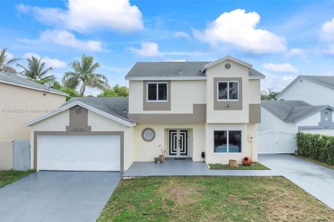 House in Miami, Florida 6 bedrooms, 180.04 sq.m. № 1830114 - photo 2