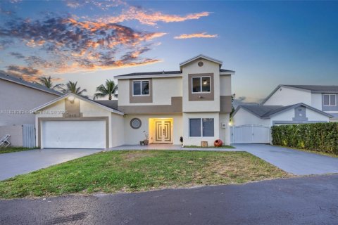 House in Miami, Florida 6 bedrooms, 180.04 sq.m. № 1830114 - photo 1