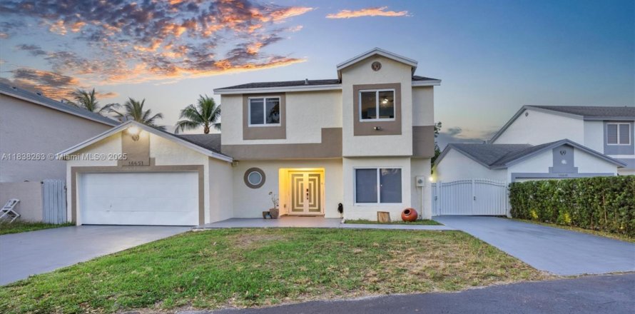 House in Miami, Florida 6 bedrooms, 180.04 sq.m. № 1830114