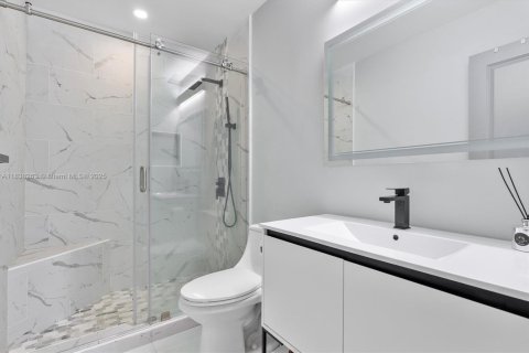 House in Miami, Florida 6 bedrooms, 180.04 sq.m. № 1830114 - photo 18