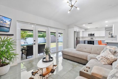 House in Miami, Florida 6 bedrooms, 180.04 sq.m. № 1830114 - photo 7