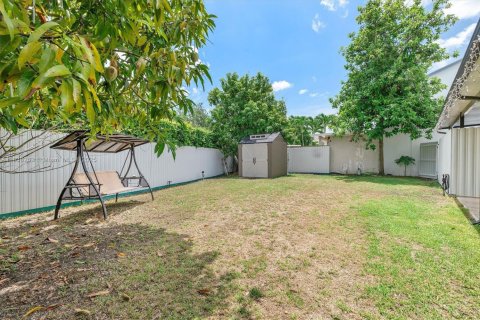 House in Miami, Florida 6 bedrooms, 180.04 sq.m. № 1830114 - photo 24