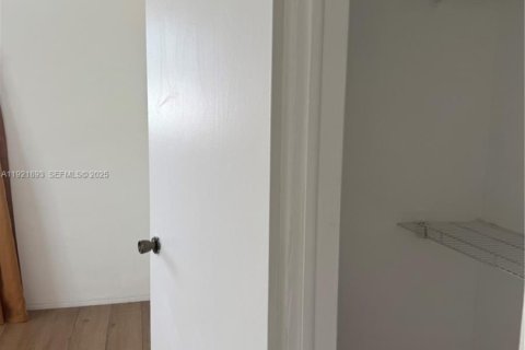 Villa ou maison à louer à Hollywood, Floride: 3 chambres, 170.94 m2 № 1976871 - photo 7