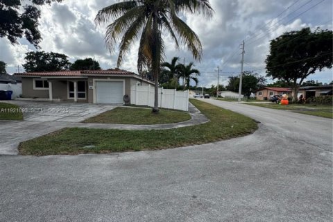 Villa ou maison à louer à Hollywood, Floride: 3 chambres, 170.94 m2 № 1976871 - photo 2