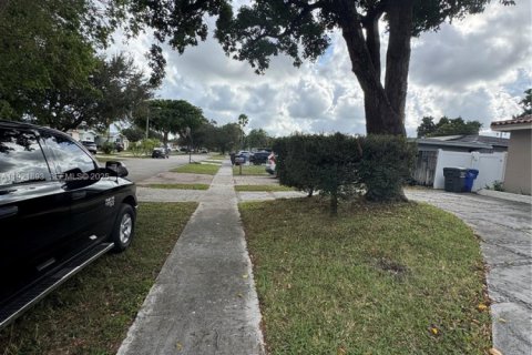 Villa ou maison à louer à Hollywood, Floride: 3 chambres, 170.94 m2 № 1976871 - photo 5