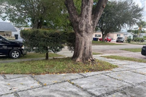 Villa ou maison à louer à Hollywood, Floride: 3 chambres, 170.94 m2 № 1976871 - photo 3