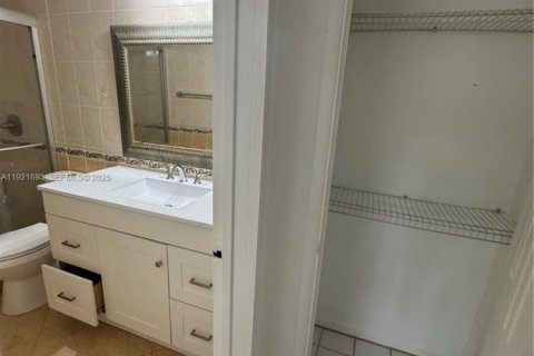 Villa ou maison à louer à Hollywood, Floride: 3 chambres, 170.94 m2 № 1976871 - photo 11