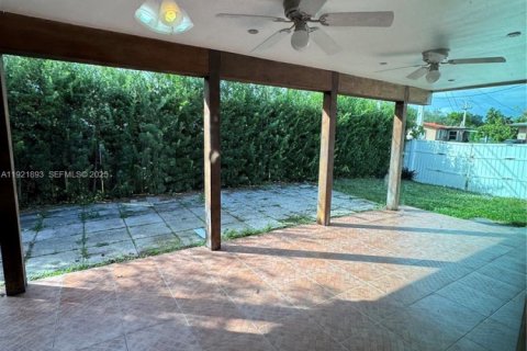 Villa ou maison à louer à Hollywood, Floride: 3 chambres, 170.94 m2 № 1976871 - photo 24