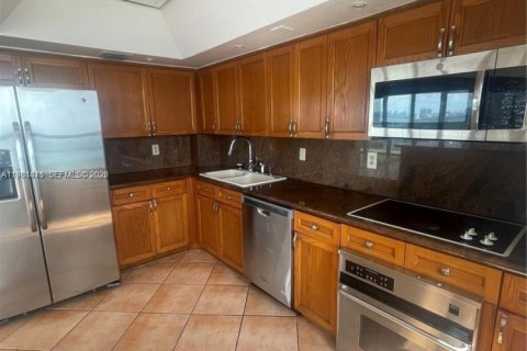 Condo in Miami, Florida, 2 bedrooms  № 2043026 - photo 7