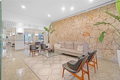 Condo in Miami, Florida, 2 bedrooms  № 2043026 - photo 3