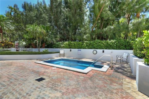 Condo in Miami, Florida, 2 bedrooms  № 2043026 - photo 14