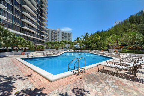 Condo in Miami, Florida, 2 bedrooms  № 2043026 - photo 13
