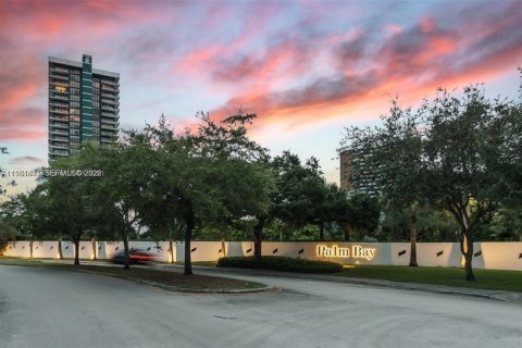 Condo in Miami, Florida, 2 bedrooms  № 2043026 - photo 15