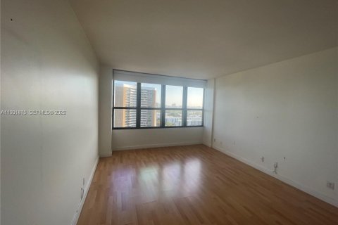 Condo in Miami, Florida, 2 bedrooms  № 2043026 - photo 11