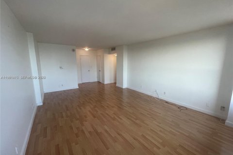 Condo in Miami, Florida, 2 bedrooms  № 2043026 - photo 12