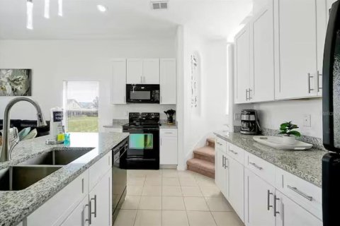 House in Davenport, Florida 5 bedrooms, 217.86 sq.m. № 2294818 - photo 9