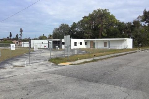 Propiedad comercial en alquiler en Fort Myers, Florida, 420.57 m2 № 1571541 - foto 1