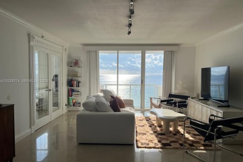 Condo in Surfside, Florida, 2 bedrooms  № 2087782 - photo 9
