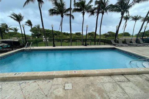 Condo in Surfside, Florida, 2 bedrooms  № 2087782 - photo 27