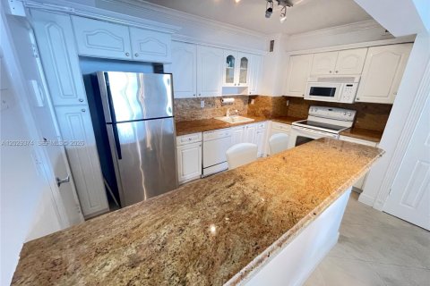 Condo in Surfside, Florida, 2 bedrooms  № 2087782 - photo 14