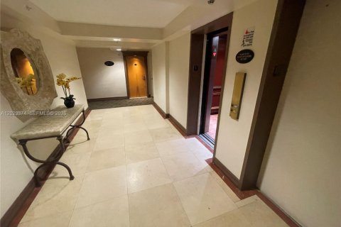 Condo in Surfside, Florida, 2 bedrooms  № 2087782 - photo 22