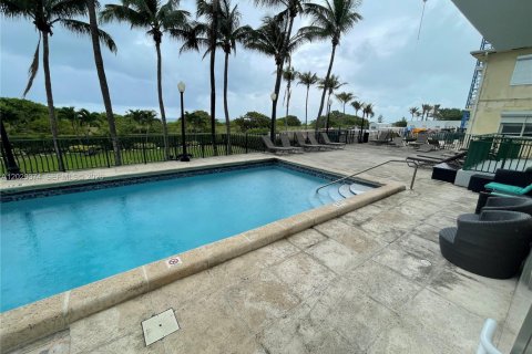 Condo in Surfside, Florida, 2 bedrooms  № 2087782 - photo 28