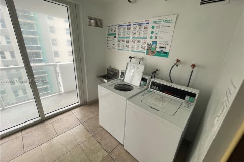 Condo in Surfside, Florida, 2 bedrooms  № 2087782 - photo 24