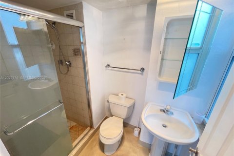 Condo in Surfside, Florida, 2 bedrooms  № 2087782 - photo 13