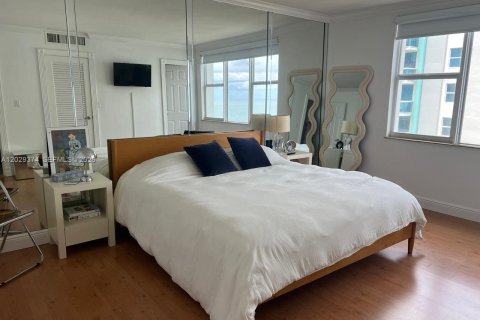 Condo in Surfside, Florida, 2 bedrooms  № 2087782 - photo 17