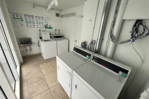 Condo in Surfside, Florida, 2 bedrooms  № 2087782 - photo 25