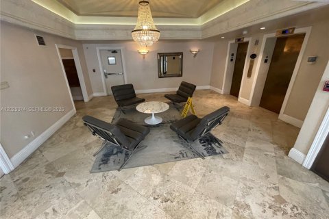 Condo in Surfside, Florida, 2 bedrooms  № 2087782 - photo 20