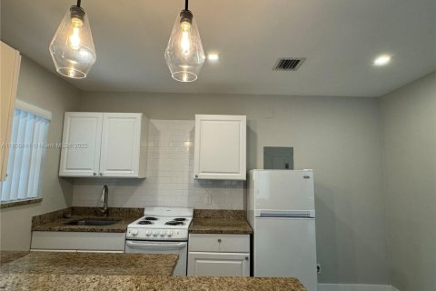 Commercial property in Fort Lauderdale, Florida 210.52 sq.m. № 1878968 - photo 6