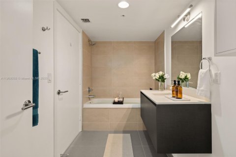 Condo in Miami Beach, Florida, 3 bedrooms  № 2082134 - photo 21