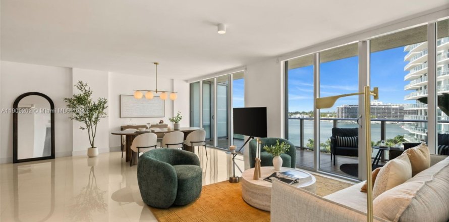 Condo in Miami Beach, Florida, 3 bedrooms  № 2082134
