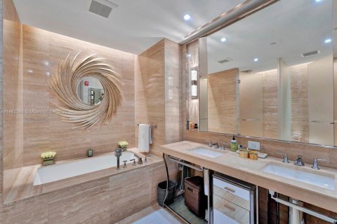 Condo in Bal Harbour, Florida, 2 bedrooms  № 2023164 - photo 27