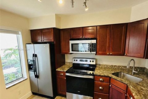 Снять в аренду кондоминиум в Корал-Спрингс, Флорида 2 спальни, 96.99м2, № 2005371 - фото 6