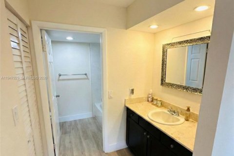 Снять в аренду кондоминиум в Корал-Спрингс, Флорида 2 спальни, 96.99м2, № 2005371 - фото 12