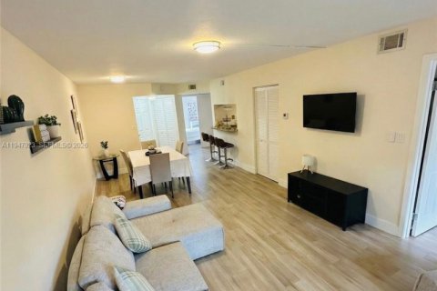 Снять в аренду кондоминиум в Корал-Спрингс, Флорида 2 спальни, 96.99м2, № 2005371 - фото 5