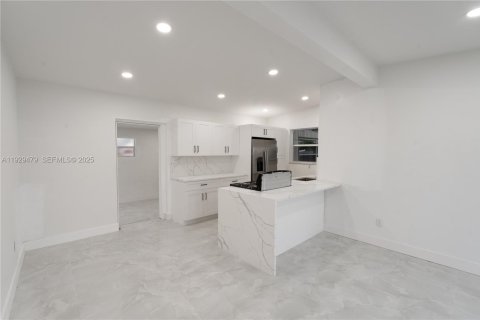 Купить виллу или дом в Помпано-Бич, Флорида 3 спальни, 113.9м2, № 1988502 - фото 5