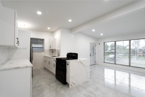 Купить виллу или дом в Помпано-Бич, Флорида 3 спальни, 113.9м2, № 1988502 - фото 4