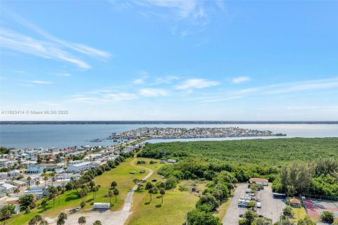 Condo in Jensen Beach, Florida, 2 bedrooms № 2018591 - photo 4