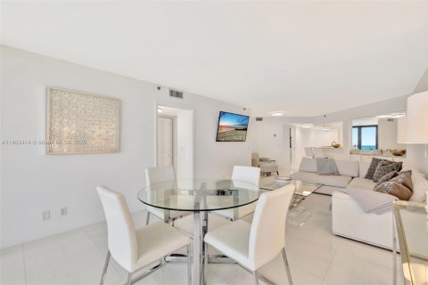 Condo in Jensen Beach, Florida, 2 bedrooms № 2018591 - photo 19