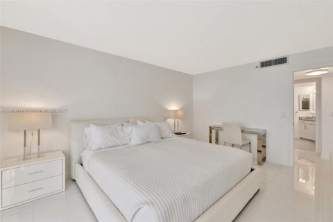 Condo in Jensen Beach, Florida, 2 bedrooms № 2018591 - photo 26