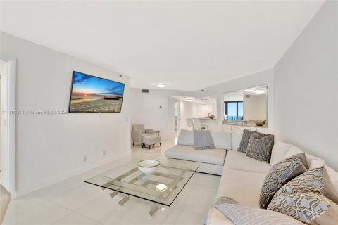 Condo in Jensen Beach, Florida, 2 bedrooms № 2018591 - photo 17